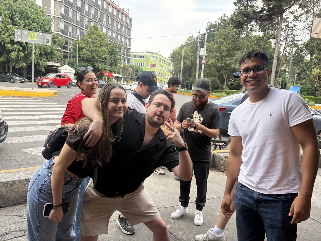 Grupo posando en la calle