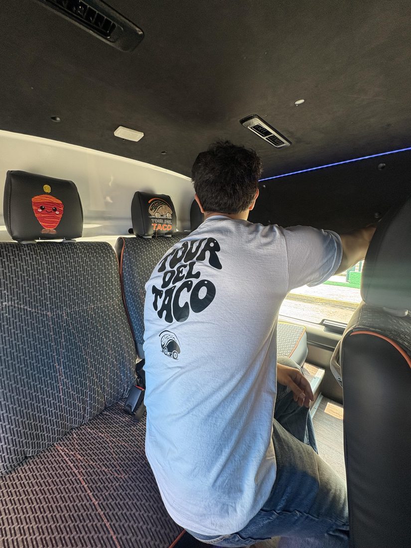 Playera oficial Tour del Taco dentro de la Tacombi